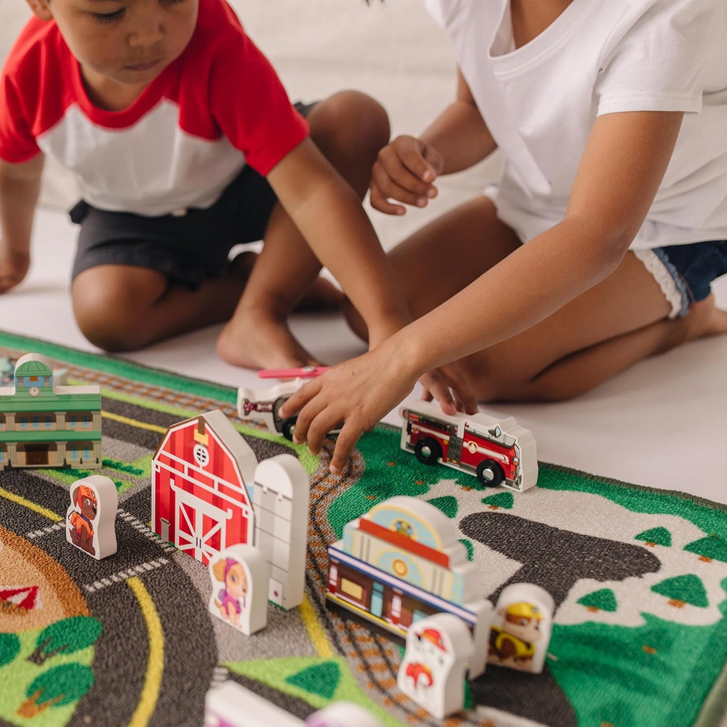 Melissa & Doug PAW Patrol Adventure Bay Activity Rug, 22-Piece Town Play Mat with Wooden Vehicles & Figures for Kids Ages 3+