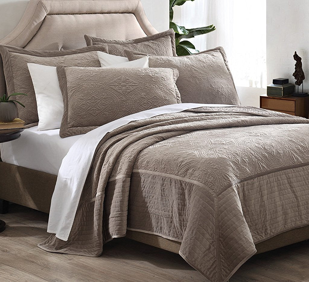 3 Piece Queen Vanderbilt Gold Velvet Quilt Set