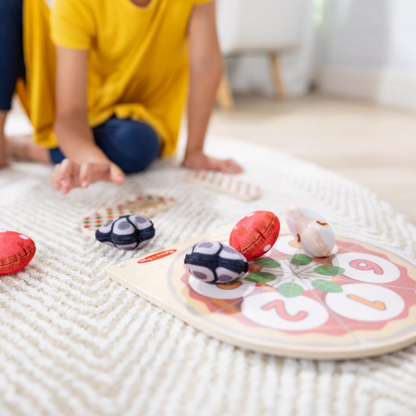 Melissa & Doug Wooden Pizza Topping Toss Game, Double-Sided Bean Bag Target & Learning Activity for 1–2 Players, Kids Ages 3+