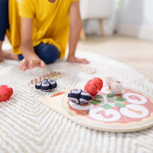 Melissa & Doug Wooden Pizza Topping Toss Game, Double-Sided Bean Bag Target & Learning Activity for 1–2 Players, Kids Ages 3+