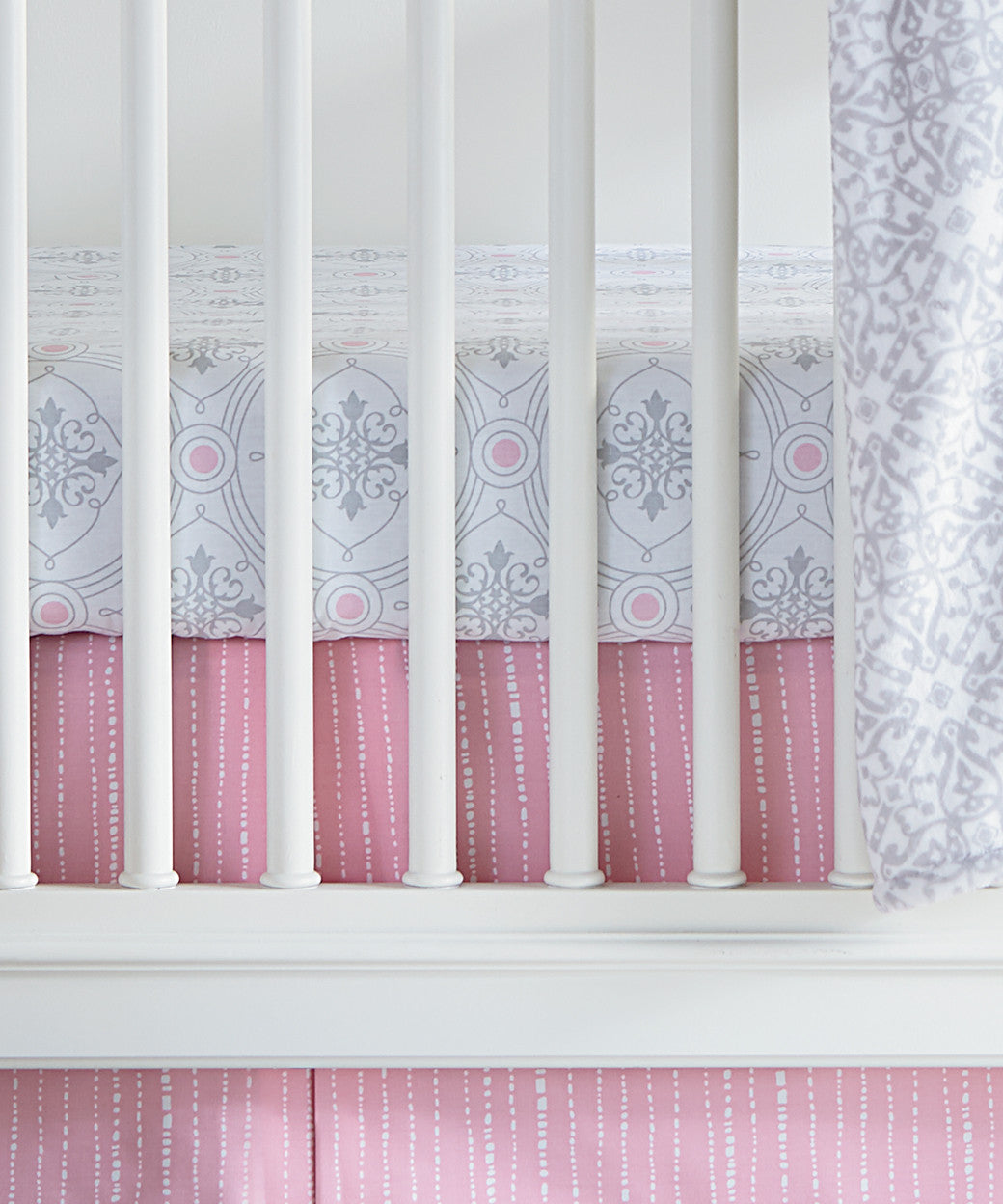 Wendy Bellissimo??ñ?? Mix & Match Damask Fitted Crib Sheet in Grey/Pink