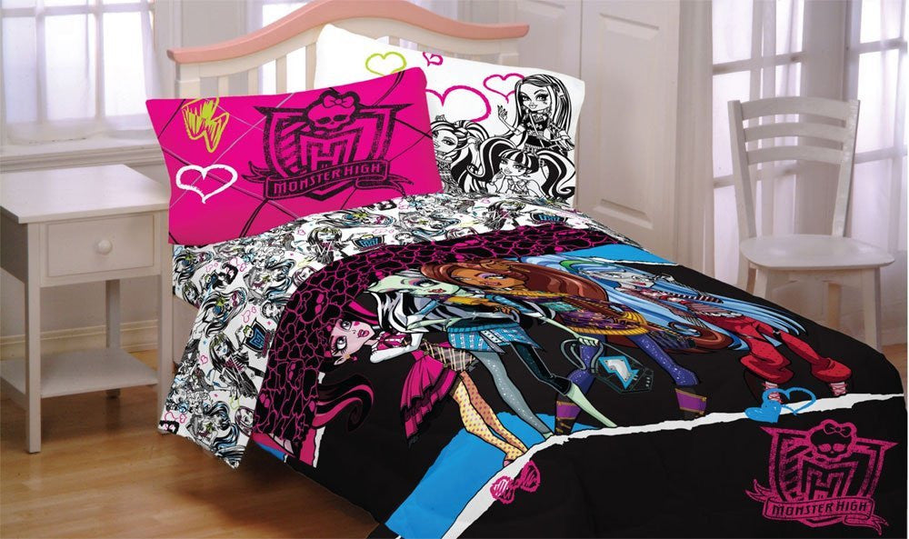 Monster High 'Dolls Ghouls Rule' Twin Comforter