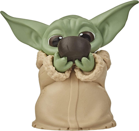Star Wars The Bounty Collection 2 Pack “Baby Yoda” Sipping Soup, Blanket-Wrapped Figure